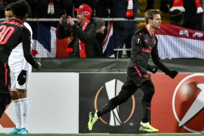 Bek Arsenal, Nacho Monreal, melakukan selebrasi setelah mencetak gol pada laga leg pertama babak 32 besar Liga Europa melawan Ostersunds FK di Jamtkraft Arena, Kamis (15/2/2018) waktu setempat.