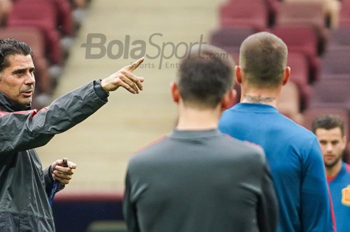  Pelatih timnas Spanyol, Fernando Hierro, memimpin sesi timnya di sesi latihan terbuka yang bergulir di Stadion Luzhniki, Moskow, Sabtu (30/6/2018). 