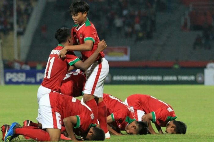    Para pemain timnas U-16 Indonesia merayakan gol ke gawang Filipina dalam laga Grup A Piala AFF U-16 2018 di Stadion Gelora Delta, Sidoarjo, Minggu (29/7/2018).   