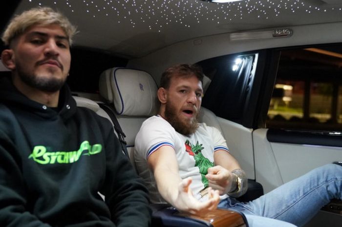 Dillon Danis berada dalam satu mobil bersama Conor McGregor yang merupakan teman sekaligus partner latihannya. 