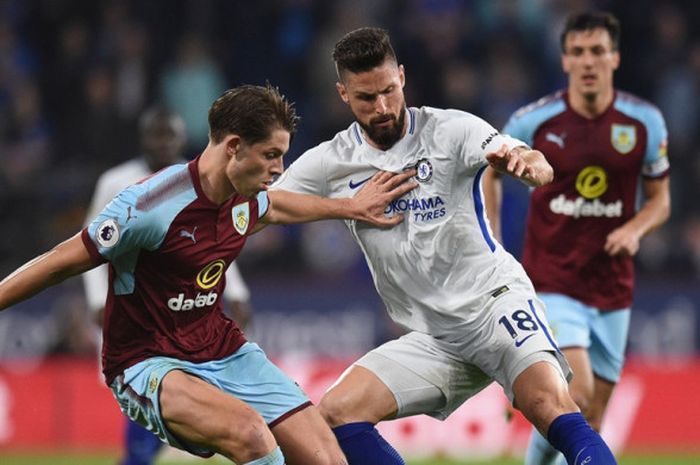 Bek Burnley, James Tarkowski (kiri), berduel dengan penyerang Chelsea, Olivier Giroud, dalam laga Liga Inggris di Stadion Turf Moor, Burnley pada 19 April 2018.