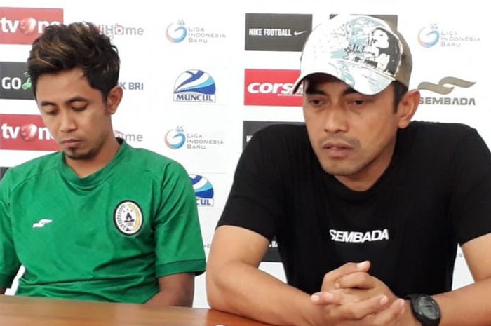  Pelatih PSS Sleman, Seto Nurdiantoro (kanan) ditemani pemainnya, Bagus Nirwanto, pada sesi jumpa pe