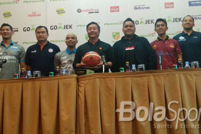 Para pelatih dan pemain dari tim Indonesian Basketball League (IBL) 2017-2018 berfoto pada sesi konferensi pers di Hotel Santika Premiere Slipi, Jakarta, Senin (19/3/2018).