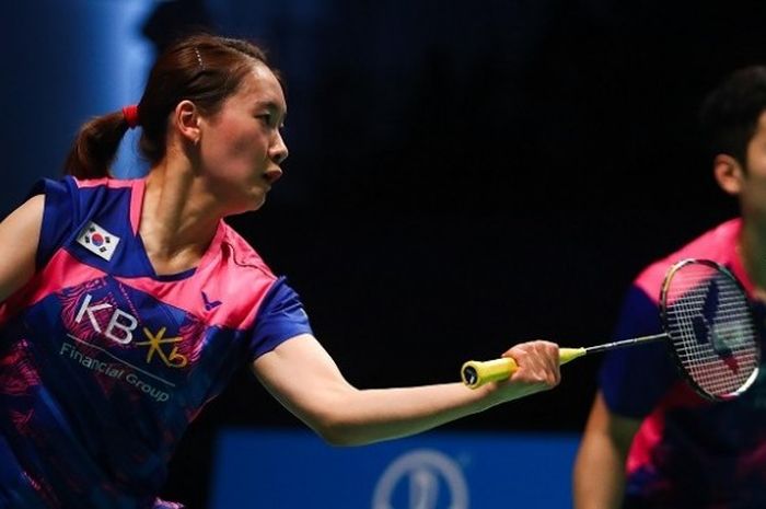 Pasangan ganda campuran Korea Selatan, Choi Sol-gyu dan Chae Yoo-jung, mengembalikan kok ke arah , Dechapol Puavaranukroh/Sapsiree Taerattanachai (Thailand) pada babak semifinal Piala Sudirman 2017 yang berlangsung di Carrara Indoor Sports Stadium, Gold Coast, Australia, Sabtu (27/5/2017).