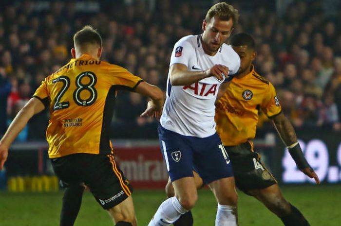 Aksi penyerang Tottenham Hotspur, Harry Kane, di antara pemain Newport County pada pertemuan kedua tim pada babak keempat Piala FA di Stadion Rodney Parade, Newport, Sabtu (27/1/2018) waktu setempat. 