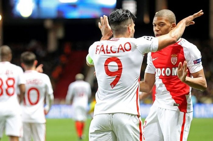 Penyerang AS Monaco, Radamel Falcao, merayakan gol dengan rekan setimnya, Kylian Mbappe Lottin, seusai mencetak gol lewat sundulan ke gawang Borussia Dortmund dalam laga leg kedua babak perempat final Liga Champions 2016-2017 di Stadion Louis II, Monaco, (19/4/2017).