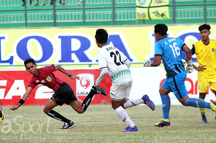 Pemain-pemain Persiwa melakukan protes berlebihan hingga pemukulan dan tendangan kepada wasit Abdul Rozak asal Sulawesi Tenggara yang memberi pinalti kepada Persegres di Gelora Joko Samudro, Sabtu (15/9/2018).