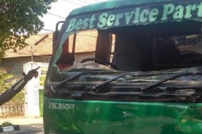 Truk trailer di Tuban, Jawa Timur, diduga dirusak oknum fan Persebaya, Bonek, Rabu (31/10/2018)