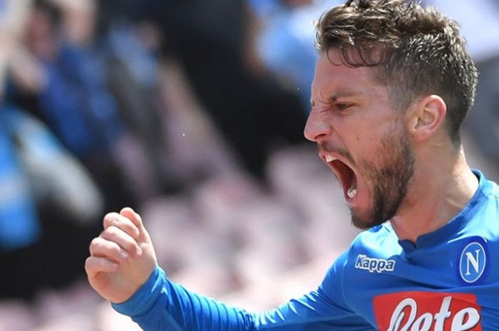 Striker Napoli, Dries Mertens, melakukan selebrasi seusai menjebol gawang Torino dalam partai Liga Italia di San Paolo, Minggu (6/5/2018)