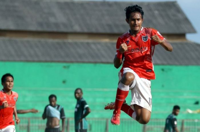 Selebrasi striker Madura FC, Andre Vemberyono seusai mencetak gol ke gawang Persiwa Wamena pada pertemuan pertama kedua tim Babak 16 Besar Liga 2 musim 2017 di Stadion A Yani, Sumenep, 27 September 2017. 