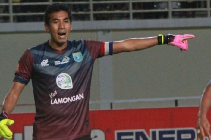 Kiper Persela, Choirul Huda, memberikan instruksi kepada rekan-rekannya pada laga TSC 2016. 