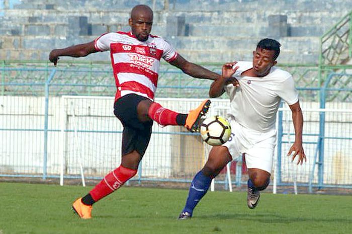 Striker Madura United, Greg Nwokolo, saat melawan Persida Sidoarjo dalam laga uji coba pemanasan di 