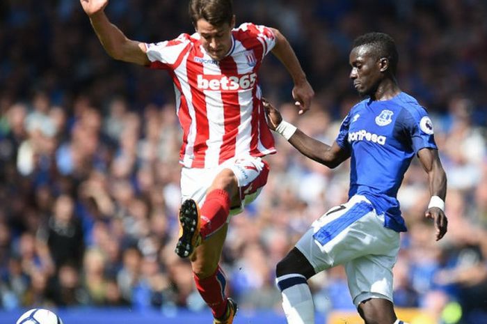 Penyerang Stoke, Bojan Krkic, berduel dengan gelandang Everton, Idrissa Gueye, pada laga Liga Inggris di Goodison Park, 12 Agustus 2017.