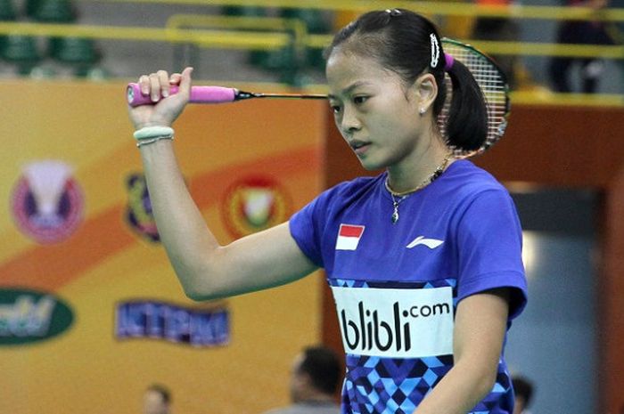 Pebulu tangkis tunggal putri Indonesia, Fitriani, mengembalikan kok kepada Akane Yamaguchi pada semifinal Kejuaraan Beregu Asia 2018 melawan Jepang di Stadium Sultan Abdul Halim, Sabtu (10/2/2018).