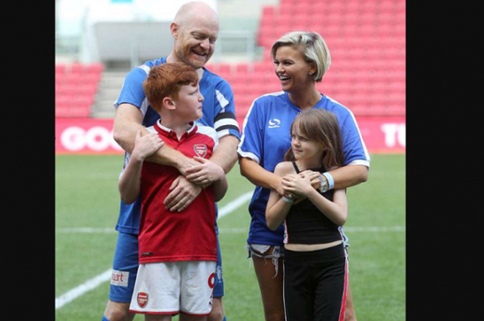 Kerry Katona bersama sang putri, Heidi, saat berfoto dengan bintang East Eastend, Jake Wood.