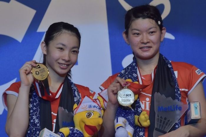 Pasangan ganda putra Jepang, Misaki Matsutomo (kiri)/Ayaka Takahashi, berpose dengan medali emas yang didapat pada BCA Indonesia Open Superseries Premier 2016. Pada partai final si Istora Gelora Bung Karno, Senayan, Jakarta, mereka menang atas Tang Yuanting/Yu Yang, Minggu (5/6/2016).