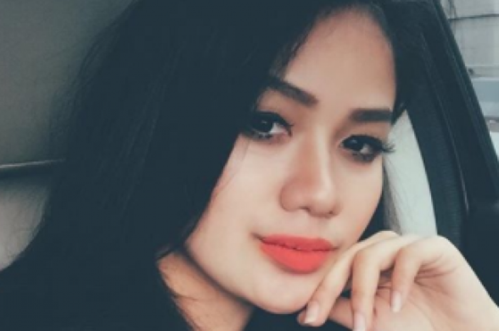 putri pelatih Djajang Nurdjaman, Nabila Febriyanti