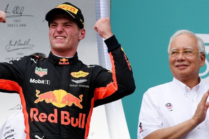 Pebalap Red Bull Racing, Max Verstappen (kiri), melakukan selebrasi di atas podium seusai balapan GP Malaysia di Sirkuit Sepang, Minggu (1/10/2017).