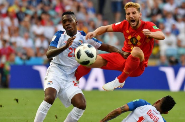 Dries Mertens (kanan) menghindari tekel dan kawalan pemain Panama dalam partai Piala Dunia antara timnas Belgia kontra Panama di Fisht Stadium, Sochi, 18 Juni 2018.