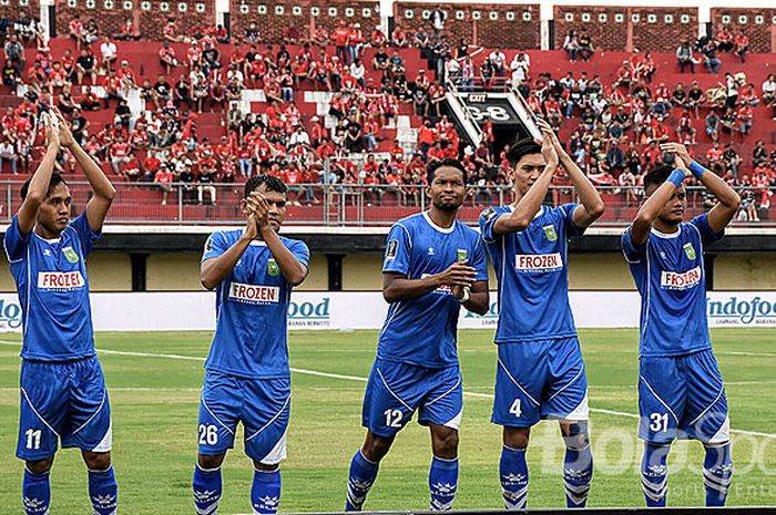 Skuat PSPS Riau berbaris menyapa penonton di Stadion Kapten I Wayan Dipta, Gianyar sebelum laga kontra Bali United, Rabu (24/1/2018).