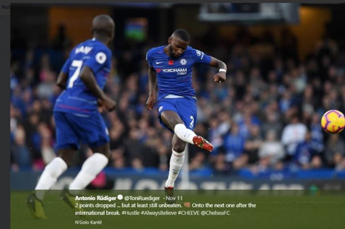 Bek Chelsea, Antonio Ruediger, memberi umpan dalam laga pekan ke-12 Liga Inggris kontra Newcastle United, pada 11 November 2018.