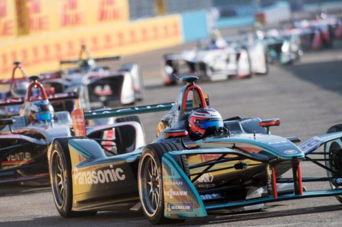 Mitch Evans dari tim Jaguar Racing memimpin balapan dalam seri kejuaraan Formula E ePrix di Berlin, 