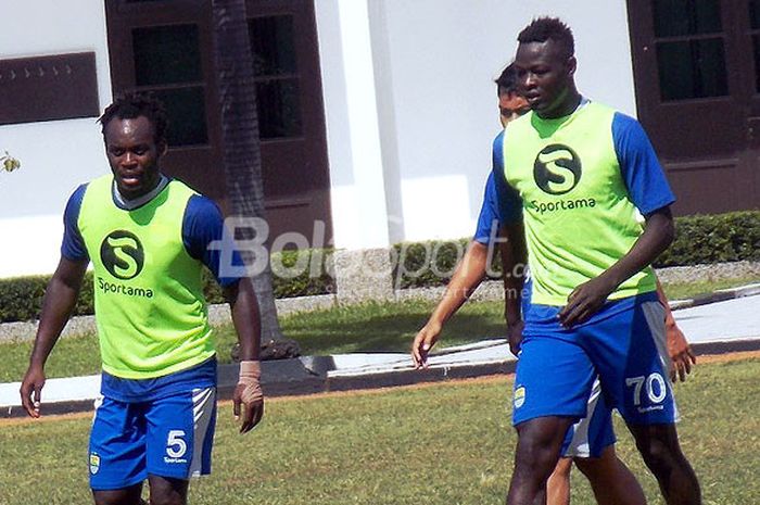 Dua pemain asing Persib, Michael Essien (kiri) dan Ezechiel N'douassel, saat berlatih di Lapangan Seskoad, Bandung.