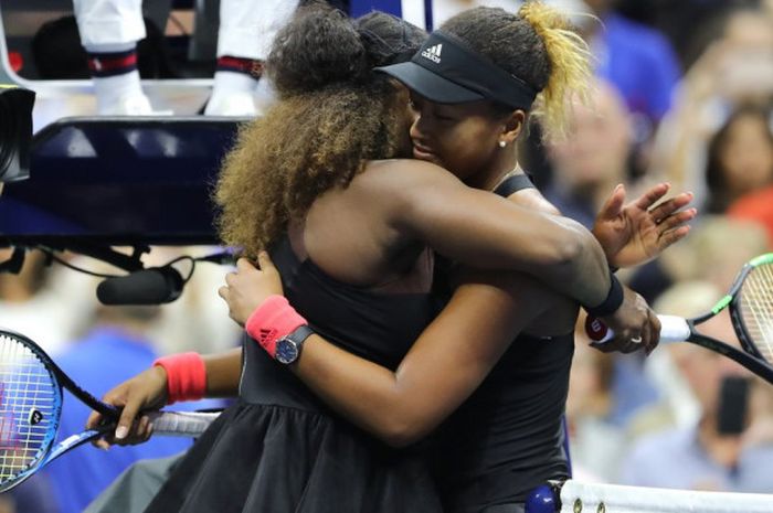 Serena Williams (kiri) memeluk Naomi Osaka usai  final US Open 2018 pada Minggu (9/9/2018) di Arthur