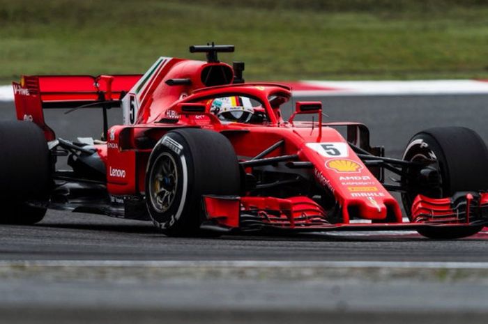 Pebalap Ferrari, Sebastian Vettel, saat menjalani balapan GP China yang digelar di Shanghai International Circuit pada Minggu (15/4/2018).