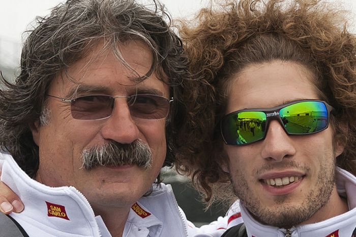 Marco Simoncelli (kanan) kala berpose dengan sang ayah , Paolo Simoncelli.