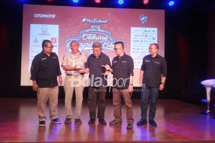 Dua personil grup musik lawas, Orkes Moral Pancaran Sinar Petromaks (OM PSP), Ade Anwar dan Rizali Indrakesuma, turut hadir dalam konferensi pers event otomotif Otobursa Tumplek Blek 2018 di XXI Club Djakarta Theatre, Jakarta, Rabu (11/07/2018). Keduanya akan ikut memeriahkan event otomotif terbesar se-Asia Tenggara pada 21-22 Juli 2018 di Gambir Expo Kemayoran, Jakarta Pusat.