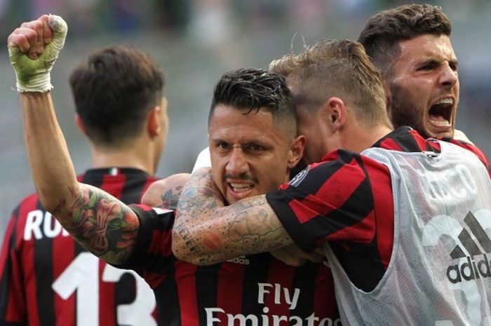 Penyerang AC Milan, Gianluca Lapadula, melakukan selebrasi setelah mencetak gol ke gawang Cagliari dari titik penalti di laga pamungkas Liga Italia di Stadion  Sant'Elia, Minggu (28/5/2017) waktu setempat.