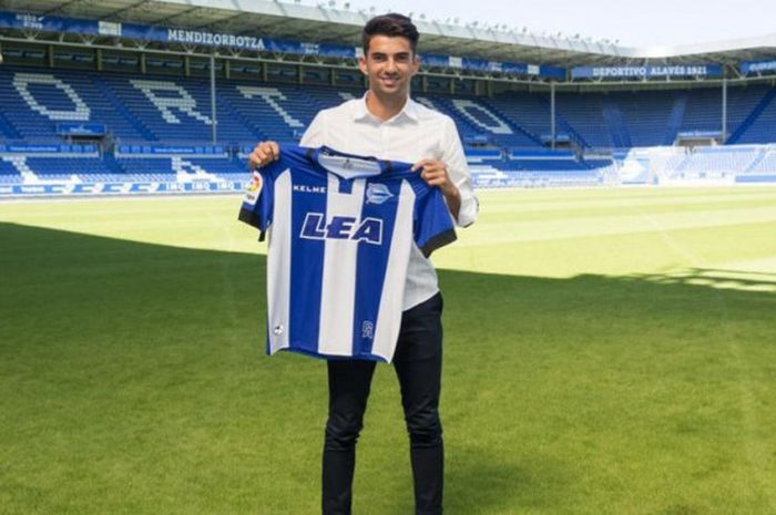 Enzo Zidane resmi berseragam Deportivo Alaves untuk musim 2017-2018.