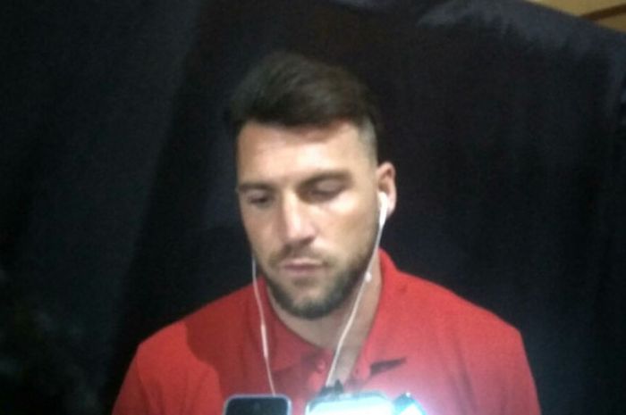 Penyerang Persija Jakarta, Marko Simic saat menjawab pertanyaan wartawan.