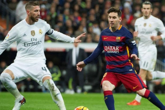 Sergio Ramos (kiri), mengawasi pergerakan Lionel Messi dalam duel Liga Spanyol antara Real Madrid dan Barcelona di Santiago Bernabeu, Madrid, 21 November 2015.