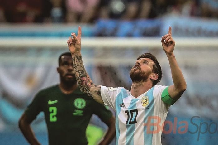 Selebrasi kapten Argentina, Lionel Messi (kanan), di depan pemain Nigeria, Brian Idowu, pada laga terakhir grup D Piala Dunia 2018 di Saint Petersburg Stadium, Saint Petersburg, Rusia pada 26 Juni 2018.