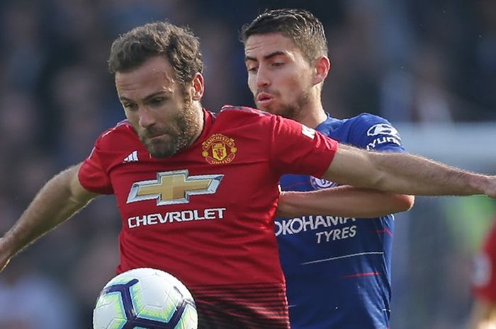 Gelandang Manchester United, Juan Mata (kiri), berduel dengan gelandang Chelsea, Jorginho, dalam laga Liga Inggris di Stadion Stamford Bridge, London, Inggris pada 20 Oktober 2018.