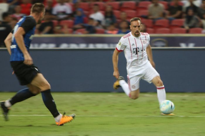 Aksi pemain sayap Bayern Muenchen, Franck Ribery (kanan), dalam partai International Champions Cup 2017 melawan Inter Milan di Stadion Nasional Singapura, 27 Juli 2017.