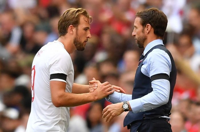 Pelatih Inggris, Gareth Southgate (kanan), bersalaman dengan Harry Kane dalam laga persahabatan kontra Nigeria di Stadion Wembley, London, Inggris pada 2 Juni 2018.