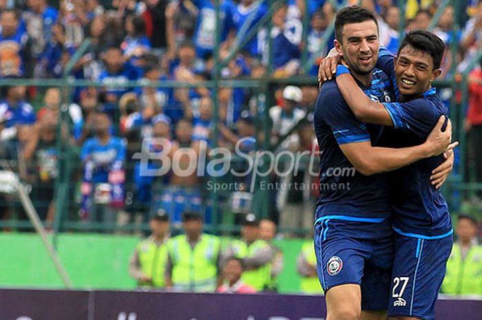 Penyerang Arema FC, Dedik Setiawan (kanan), merayakan gol bersama rekan setimnya, Ahmet Attayev, dalam laga uji coba melawan PSIS Semarang yang berakhir dengan skor 5-2 di Stadion Gajayana Malang, Jawa Timur, Kamis (04/01/2017) sore.