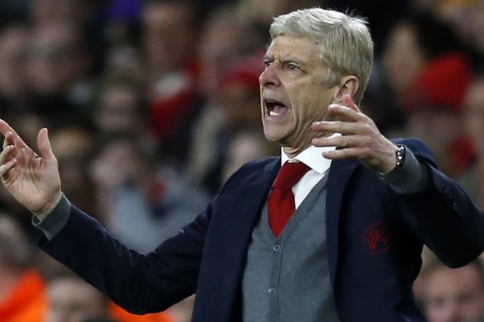   Ekspresi pelatih Arsenal, Arsene Wenger,  pada laga leg pertama semifinal Liga Europa melawan Atletico Madrid di Stadion Emirates, Kamis (26/4/2018) waktu setempat atau Jumat dini hari WIB.  