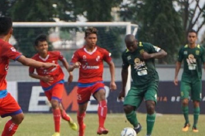 Bek kekar milik Persebaya, OK Jhon, sedang mengontrol bola saat meladeni PSBI Blitar, Minggu (2/9/2018)