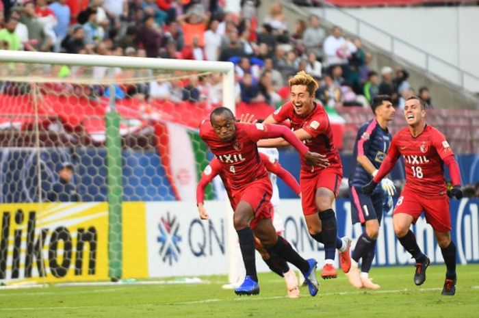 Gelandang Leo Silva (paling depan) merayakan gol pertama Kashima Antlers saat menjamu Persepolis asal Iran pada leg pertama final Liga Champions Asia 2018 di Stadion Kashima Soccer, 3 November 2018. 