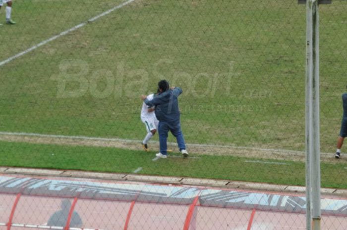 Pemain timnas u-19 Indonesia, Witan Sulaeman, memeluk pelatih Indra Sjafri setelah mencetak gol ke gawang Myanmar pada laga perebutan peringkat ketiga Piala AFF U18 di Thuwunna Stadium, Yangon, Myanmar, Minggu (17/9/2017).