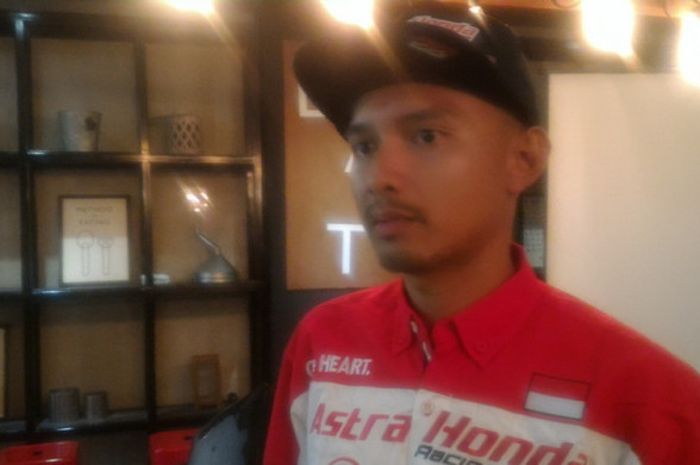 Pebalap Astra Honda Racing Team, Dimas Ekky Pratama, di sela-sela jumpa pers event Mini Triathlon yang digelar oleh Triathlon Buddies di fx Sudirman, Jakarta Selatan, pada Kamis (25/1/2018).