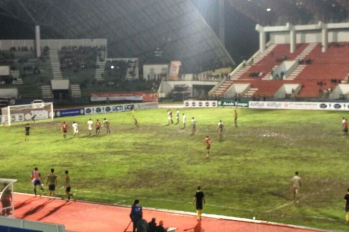 Eksekusi penalti yang dilakukan oleh gelandang timnas Mongolia, Munkh-Erdene Tuguldur, pada laga kontra Indonesia dalam Aceh World Solidarity Cup 2017 di Stadion Harapan Bangsa, Banda Aceh, Senin (3/12/2017) malam WIB.