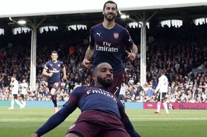 Pemain Arsenal Henrikh Mkhitaryan (belakang) menghampiri Alexandre Lacazette yang merayakan gol ke gawang Fulham dalam pertandingan lanjutan Liga Inggris di Stadion Craven Cottage, Minggu (7/10/2018) malam WIB.