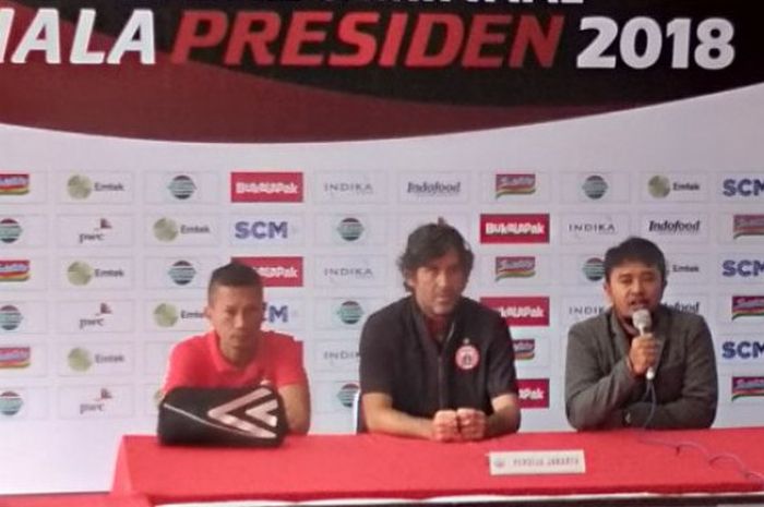 Ismed Sofyan (kiri) bersama pelatih Persija Jakarta, Stefano Cugurra (tengah) saat konferensi pers di Balai Persis, Solo, Jumat (9/2/2018).