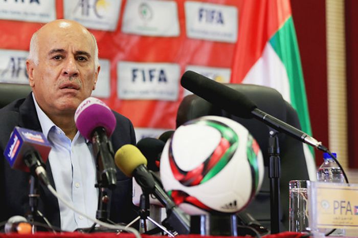 Presiden Federasi Sepak Bola Palestina, Jibril Rajoub berbicara kepada wartawan pada konferensi pers di Tepi Barat pada 9 Juni 2015.