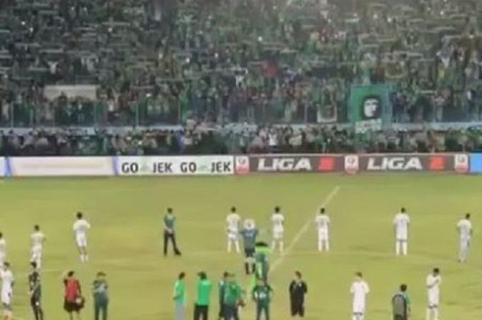 Pemain Persebaya Surabaya memberikan salam kepada Bonek usai laga melawan Madiun Putra di Stadion Wilis, Madiun, Kamis (20/7/17).